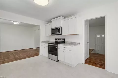 Entry Way - 319 Pasture Ln, Hampton, VA 23663 photo 2 of 2