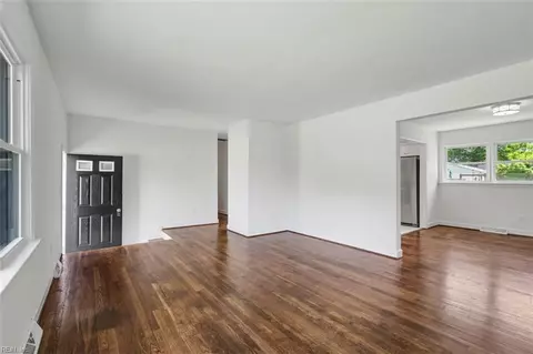 Living - 319 Pasture Ln, Hampton, VA 23663 photo 3 of 6