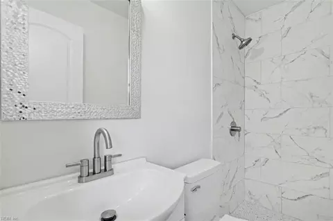 Bath - 319 Pasture Ln, Hampton, VA 23663 photo 1 of 3