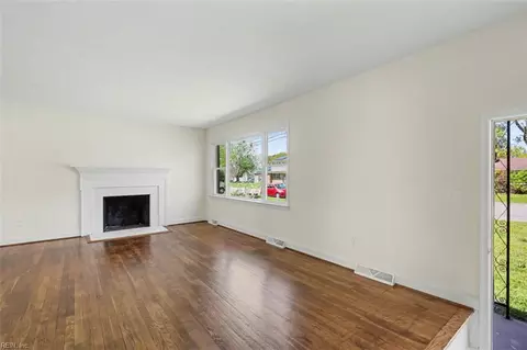 Living - 319 Pasture Ln, Hampton, VA 23663 photo 2 of 6