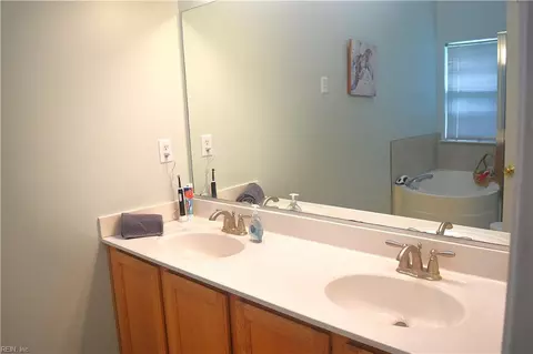 Bath - 6 Bounty Cir, Hampton, VA 23669 photo 2 of 4