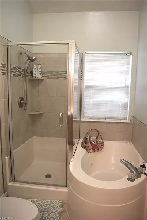 Bath - 6 Bounty Cir, Hampton, VA 23669 photo 1 of 4