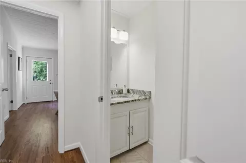 Entry Way - 7740 Waters Edge Ln, Gloucester Point, VA 23062 photo 2 of 5