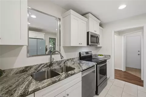 Kitchen - 7740 Waters Edge Ln, Gloucester Point, VA 23062 photo 4 of 5