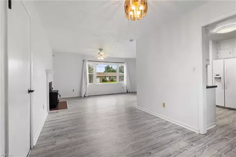 Living - 85 Tide Mill Ln, Hampton, VA 23666 photo 4 of 5