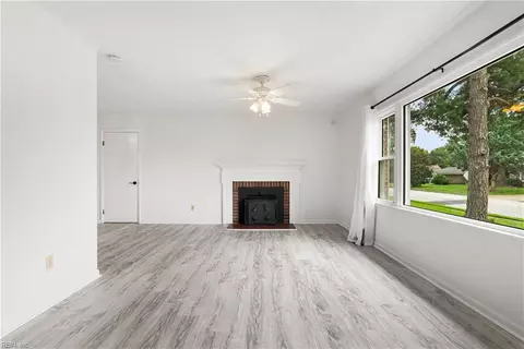 Living - 85 Tide Mill Ln, Hampton, VA 23666 photo 3 of 5