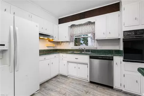 Kitchen - 85 Tide Mill Ln, Hampton, VA 23666 photo 3 of 3
