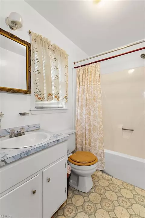 Bath - 13 Royston Dr, Hampton, VA 23669 photo 2 of 2