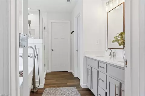 Bath - 35 E Berkley Dr, Hampton, VA 23663 photo 2 of 3