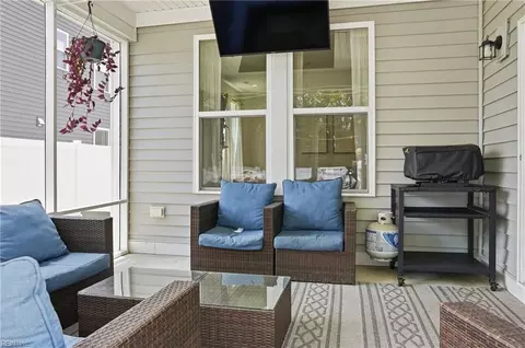 Exterior - 35 E Berkley Dr, Hampton, VA 23663 photo 3 of 4