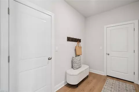 Entry Way - 321 Riverview Rd, Chesapeake, VA 23322 photo 5 of 9