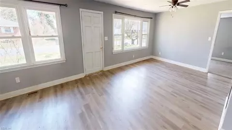 Living - 45 Salem St, Hampton, VA 23669 photo 4 of 8
