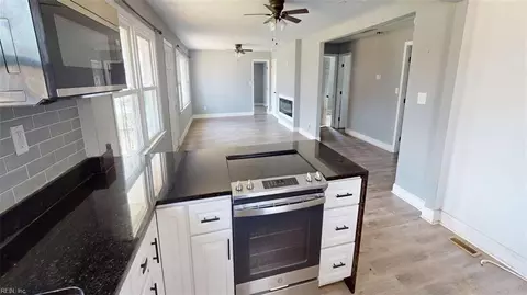 Entry Way - 45 Salem St, Hampton, VA 23669 photo 5 of 11