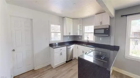 Entry Way - 45 Salem St, Hampton, VA 23669 photo 3 of 11