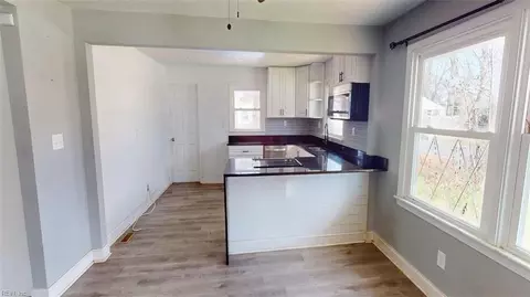 Entry Way - 45 Salem St, Hampton, VA 23669 photo 2 of 11