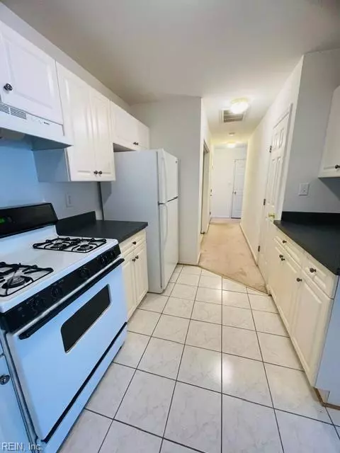 Entry Way - 956 Allendale Dr, Hampton, VA 23669 photo 2 of 4