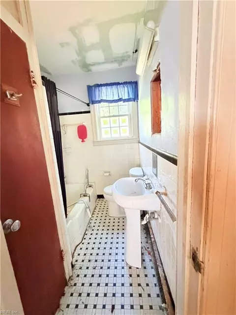 8518 Circle Dr, Norfolk, VA 23503 photo 4