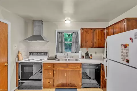 Kitchen - 21 Corey Cir, Hampton, VA 23663 photo 1 of 3
