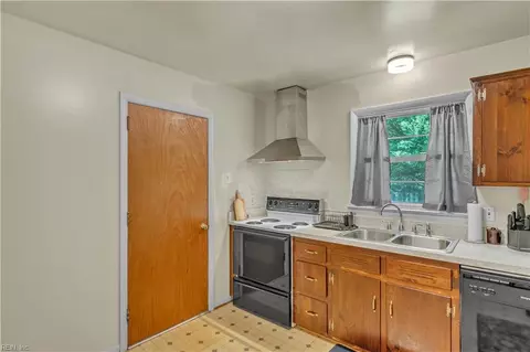 Kitchen - 21 Corey Cir, Hampton, VA 23663 photo 3 of 3