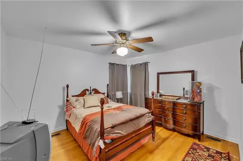 Bedroom - 21 Corey Cir, Hampton, VA 23663 photo 10 of 15