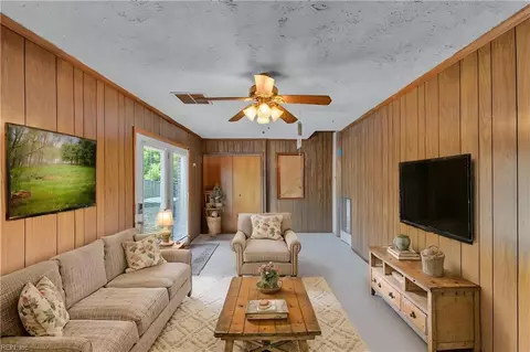 Living - 21 Corey Cir, Hampton, VA 23663 photo 3 of 5