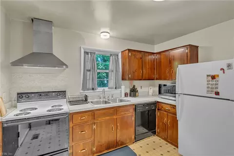 Kitchen - 21 Corey Cir, Hampton, VA 23663 photo 2 of 3