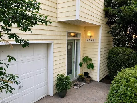 217 W 64th St #B, Virginia Beach, VA 23451