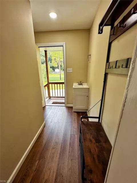 Entry Way - 27005 Meherrin Rd, Capron, VA 23829 photo 2 of 3