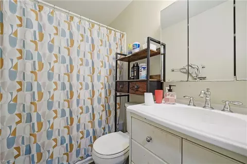 Bath - 103 Santa Barbara Dr, Hampton, VA 23666 photo 2 of 5