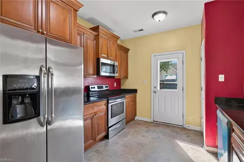 Entry Way - 4016 3rd Street St, Chesapeake, VA 23324 photo 3 of 5