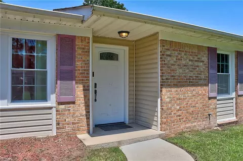 Exterior - 3108 Bomar Dr, Chesapeake, VA 23321 photo 4 of 12