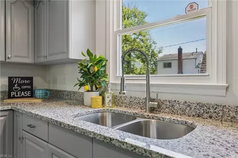 Kitchen - 8 Pasadena Ct, Hampton, VA 23666 photo 2 of 5