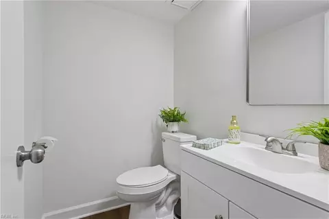 Bath - 8 Pasadena Ct, Hampton, VA 23666 photo 2 of 9