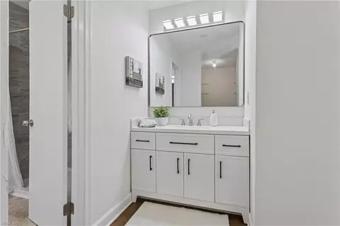 Bath - 8 Pasadena Ct, Hampton, VA 23666 photo 3 of 9