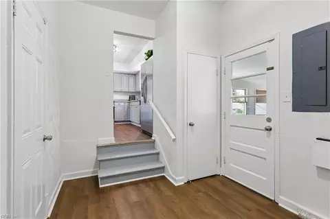 Entry Way - 8 Pasadena Ct, Hampton, VA 23666 photo 5 of 6