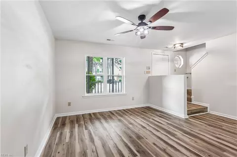 Living - 14 Woodall Dr, Hampton, VA 23666 photo 2 of 5