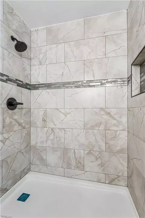 Bath - 14 Woodall Dr, Hampton, VA 23666 photo 3 of 8