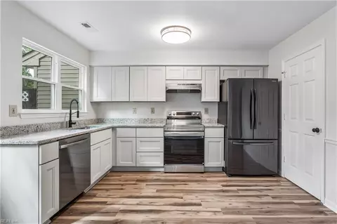 Kitchen - 14 Woodall Dr, Hampton, VA 23666 photo 2 of 6