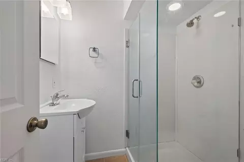 Bath - 5941 Lathan Rd, Norfolk, VA 23502 photo 3 of 3