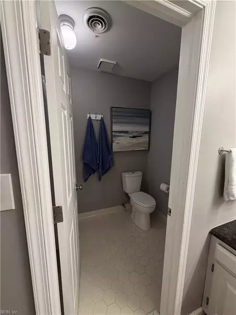 Bath - 520 Spring Trce, Williamsburg, VA 23188 photo 3 of 5