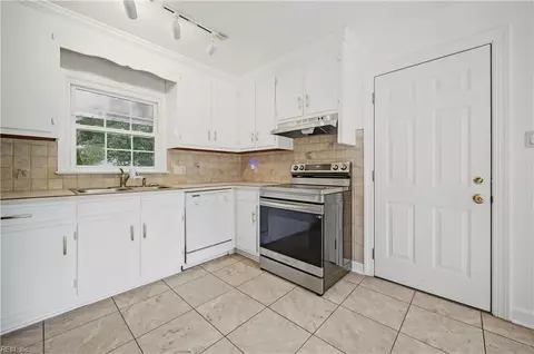 Kitchen - 359 Eppington Cir, Hampton, VA 23669 photo 1 of 3