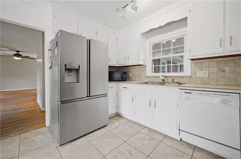 Kitchen - 359 Eppington Cir, Hampton, VA 23669 photo 2 of 3