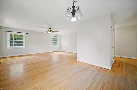 Living - 359 Eppington Cir, Hampton, VA 23669 photo 2 of 4