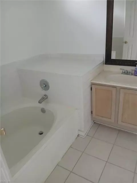 Bath - 224 Springbrook Ln, Chesapeake, VA 23320 photo 5 of 7