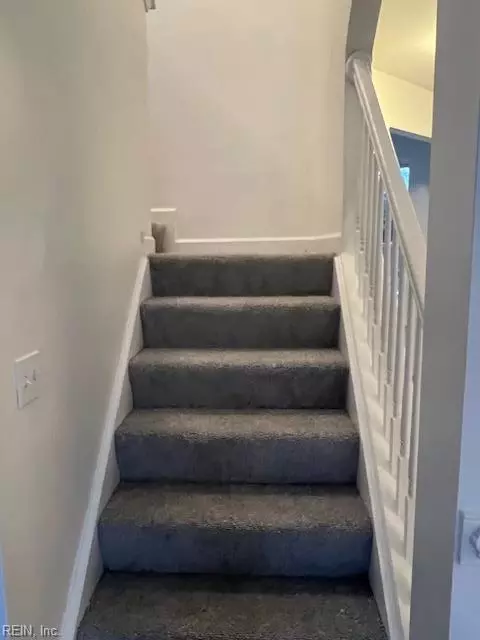 Entry Way - 224 Springbrook Ln, Chesapeake, VA 23320 photo 6 of 7