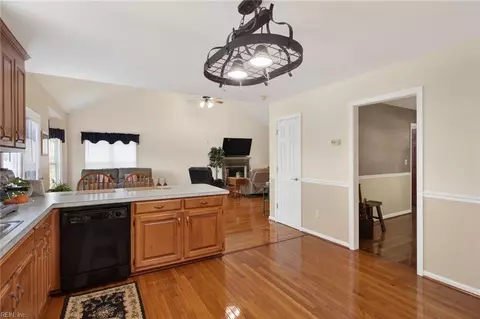 Entry Way - 27 Reflection Ln, Hampton, VA 23666 photo 2 of 3