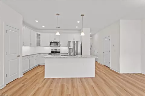 Entry Way - 2015 Guava Ln, Chesapeake, VA 23321 photo 4 of 5
