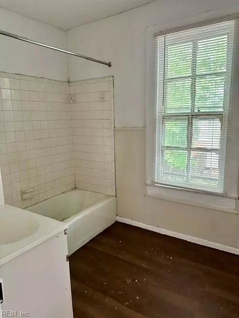 Bath - 212 Grace St, Suffolk, VA 23434 photo 2 of 3