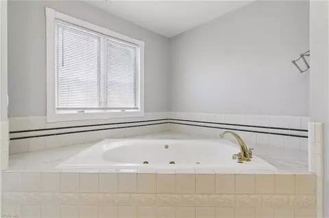 Bath - 73 Mizzen Cir, Hampton, VA 23664 photo 3 of 4