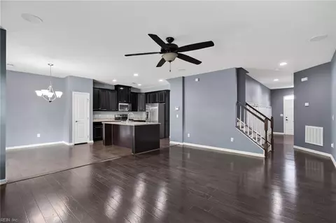 Entry Way - 604 Schaefer Ave, Chesapeake, VA 23321 photo 4 of 7